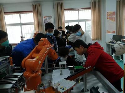 太白县组织开展"双返生"工业机器人培训